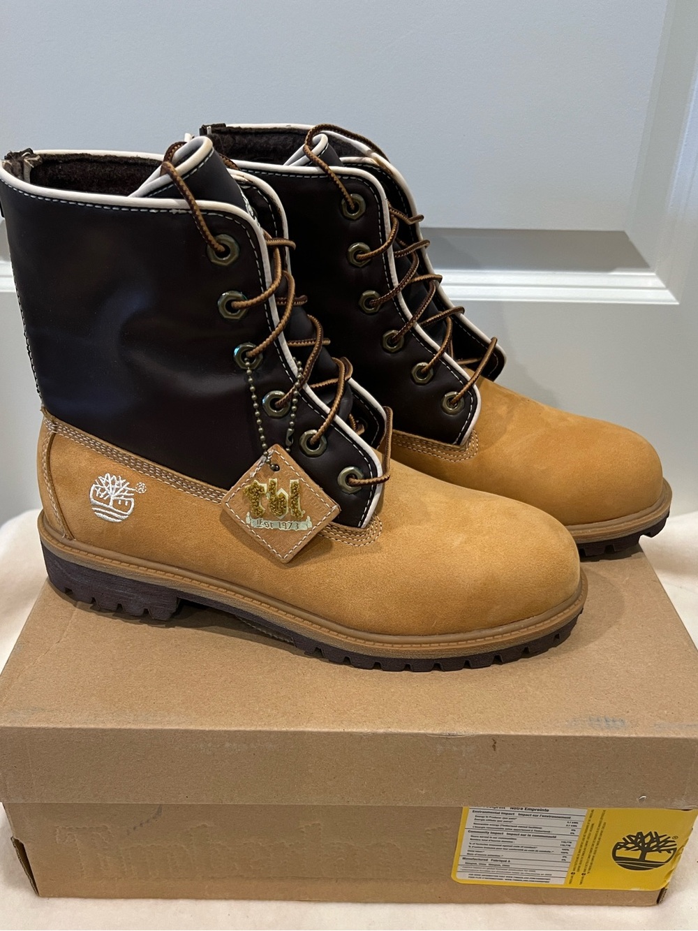 Timberland Juniors Wheat and Dark Brown Leather Boots Kids 6.5 /Women’s 8 NIB